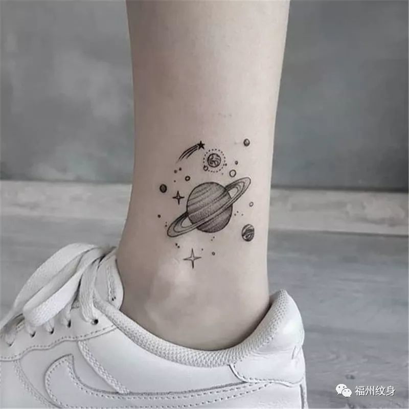 宇宙纹身图案,似乎有着一整个宇宙