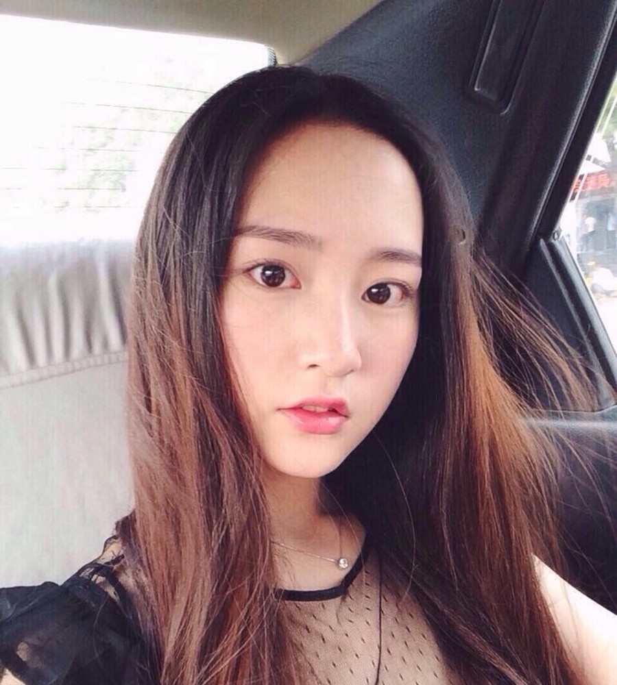 车里自拍不是臭美,小姐姐是真的美