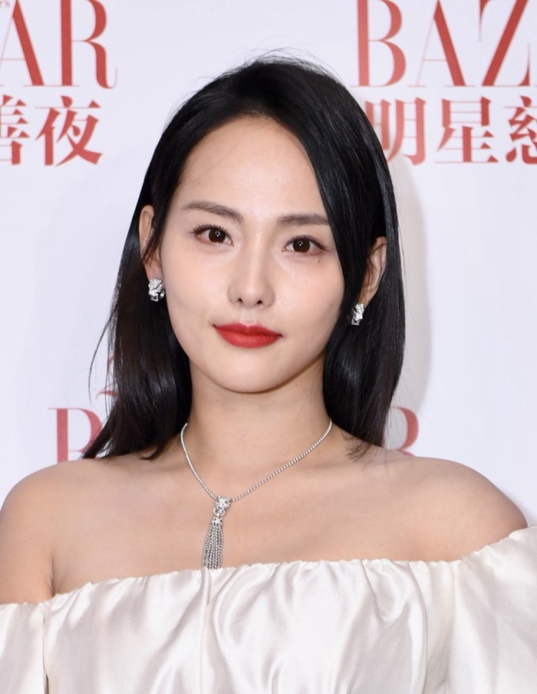 买超的老婆张嘉倪,年轻漂亮有气质,羡慕不来