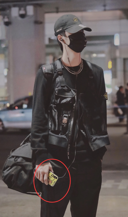 王一博一身黑酷到没朋友,手机壳却暴露可爱本性,看清笑场了