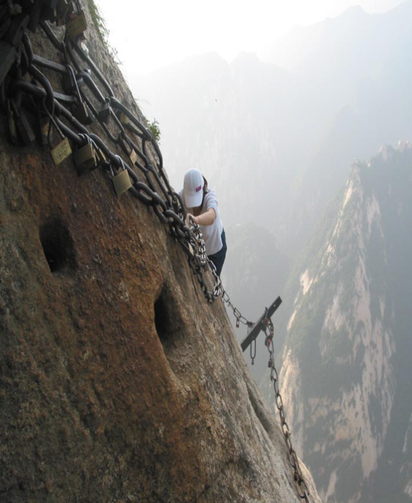 这里是陕西华山的登山梯,地势险峻,阶梯陡峭,这座阶梯有多少级至今也