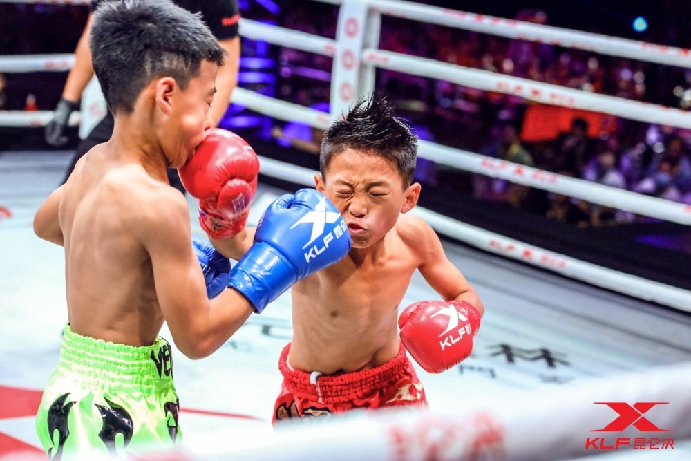 9岁小拳王,挑战昆仑决10岁拳王闫晟,闫西波之子地位遭