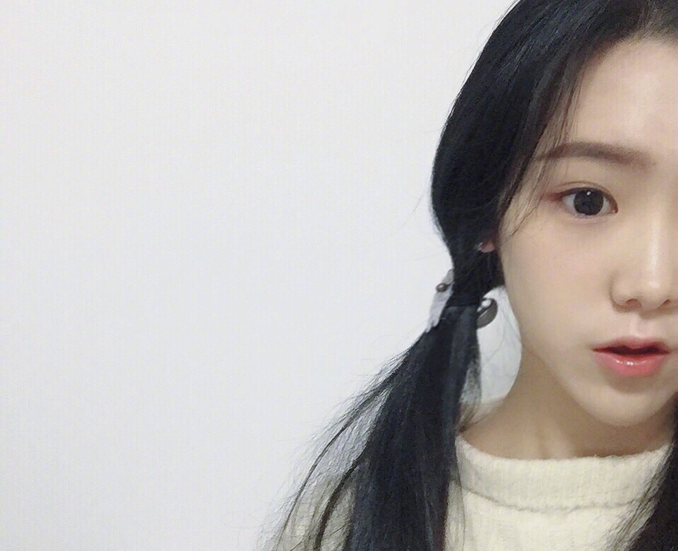 长相清冷,也会卖萌的长发少女