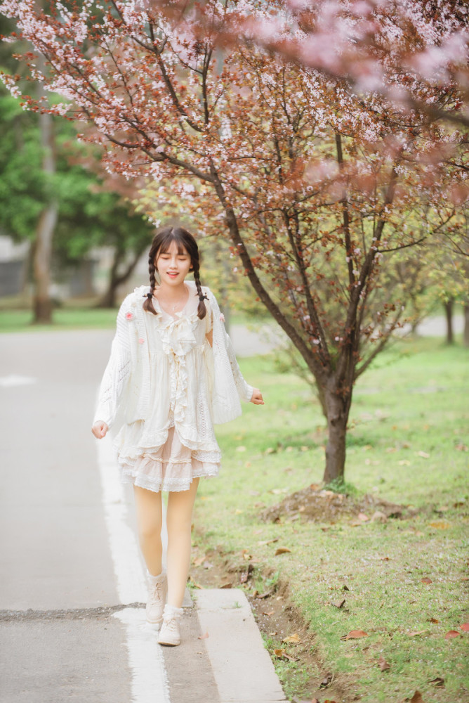 极品校花美女户外樱花树下唯美养眼写真