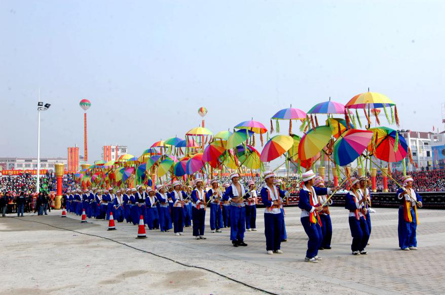 在贺州民间,除了定农历十月十六日为瑶族盘王节外,也有的村寨在冬闲