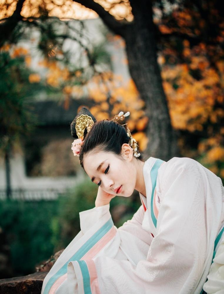 幽静园林中的古装美人,缱绻双眸尽现古典美-天天快报