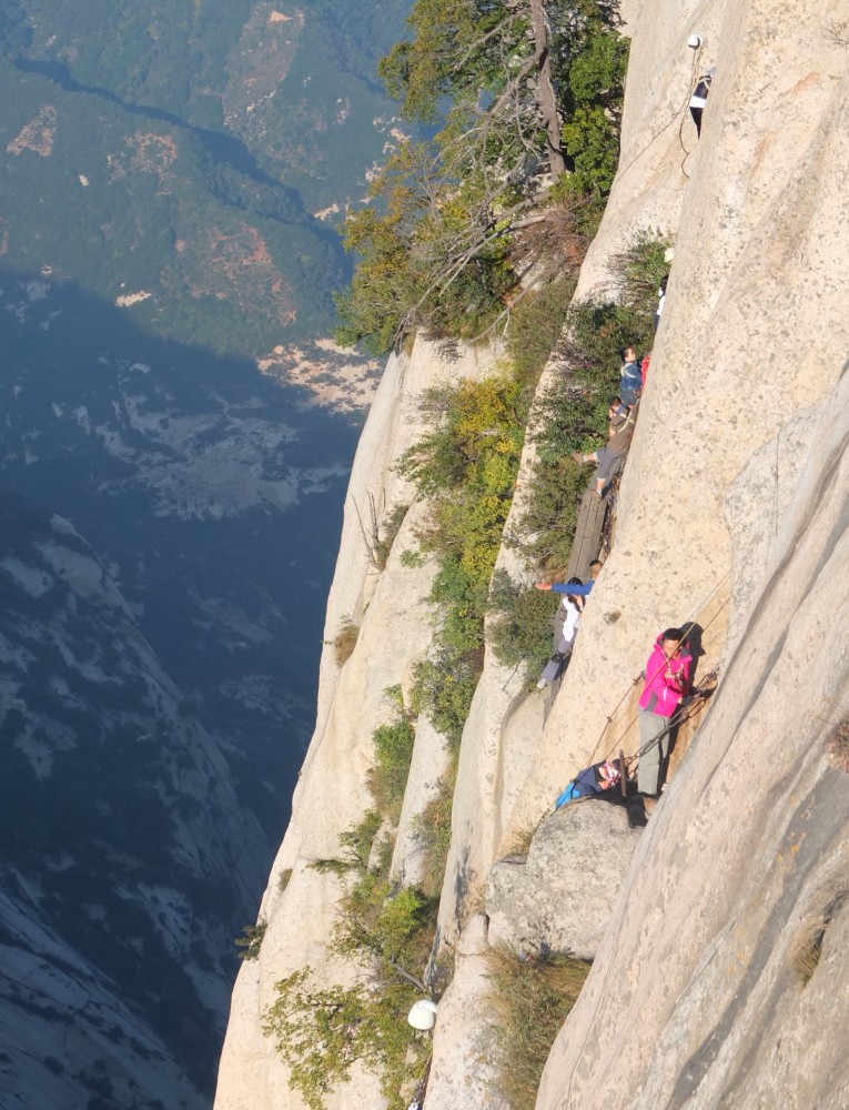 华山坠崖屡屡发生,明知危险为何依然前往?坠崖危险可以消除吗?