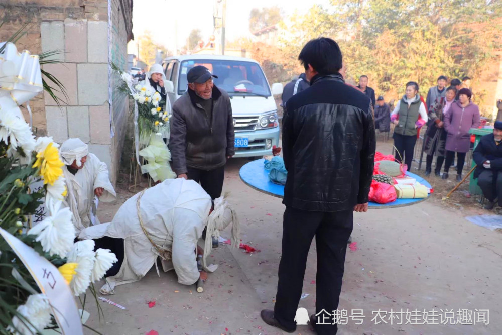 农村白事怪象频出,农民头疼又无奈,老农:荒唐!静静地走不好吗
