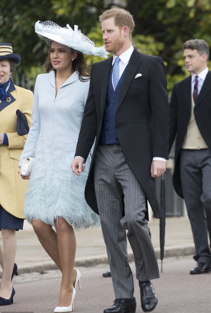 来看英国皇室婚礼,礼服,纱裙和帽子都有浓浓的英式风情