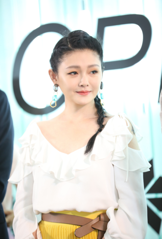 大s瘦身后重回巅峰!娃娃衫配百褶裙,脚踝纤细真人比荧幕上还美