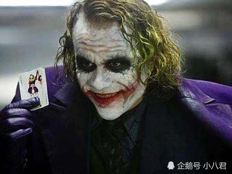 希斯莱杰版本的小丑可以说是最经典的了,标志的坏笑和让人发抖的疯狂