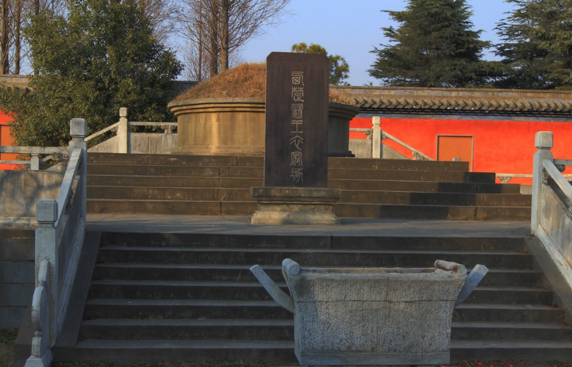 西楚霸王项羽墓地:寒酸简陋凄凉,坟冢前仅剩一块墓碑还断成两节