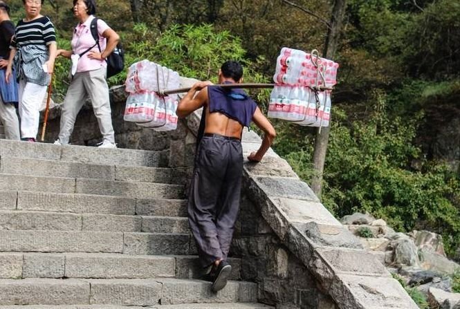 泰山明明有缆车,为什么还有"挑山工"人工运输?原因有3