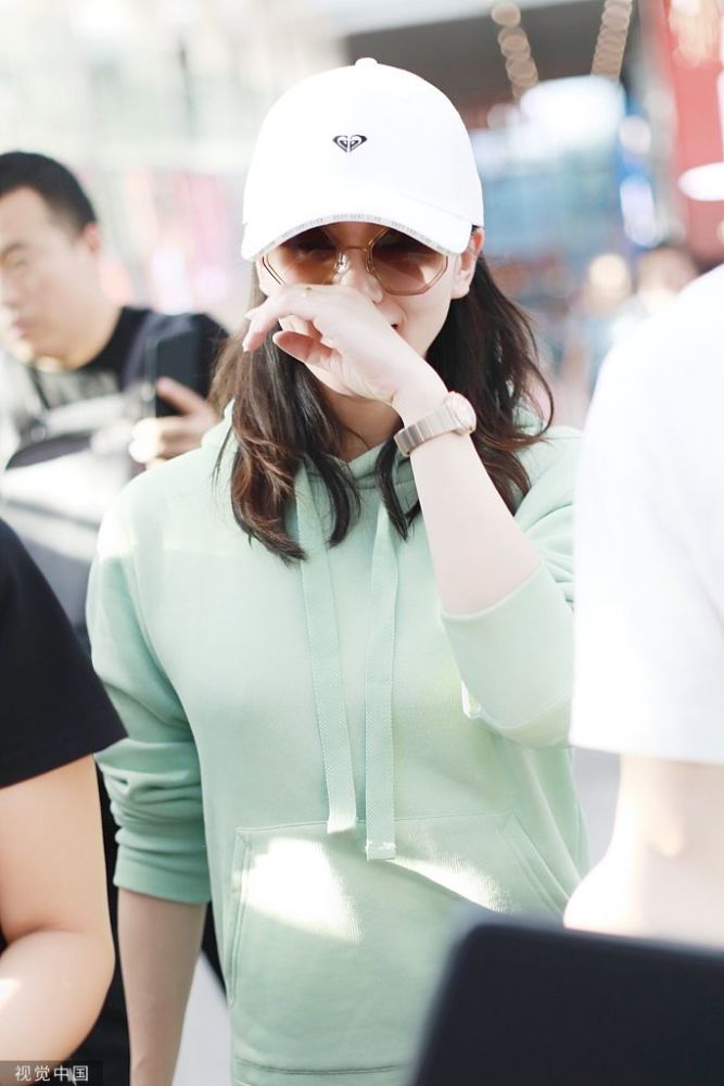 刘诗诗产子后首次现身,身材略显发福,未见老公