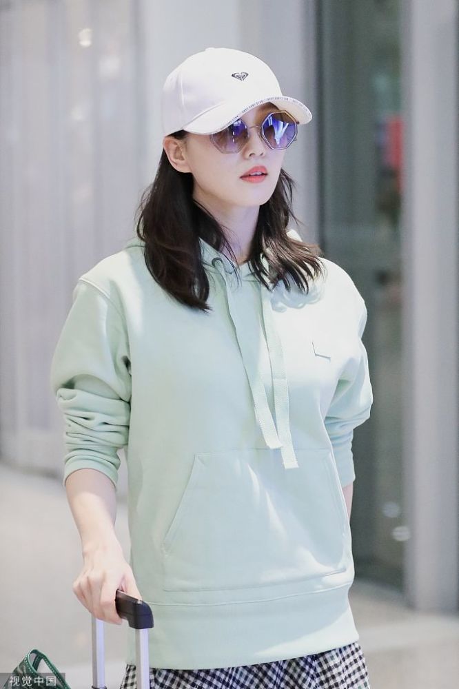 刘诗诗产子后首次现身,身材略显发福,未见老公