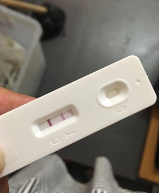 验孕棒一深一浅和两条杠都很深,有啥区别?可不单单是怀孕时间短