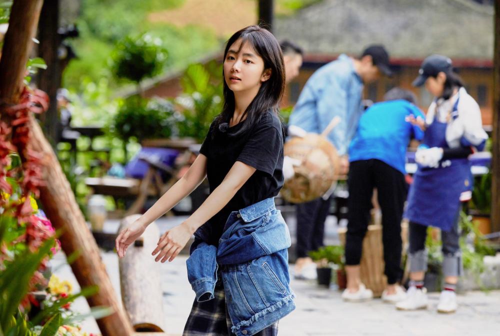 谭松韵一身牛仔穿搭,与张子枫同框少女感十足,忘了她都快30岁了