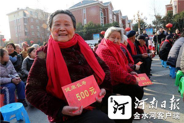 河南村庄年终发百万分红 村民排队领取