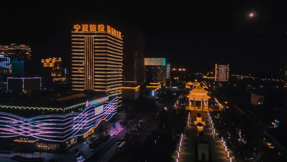 欣赏城市的美景 今天小编带你一起从高空 俯瞰银川绚丽的夜景 银 川