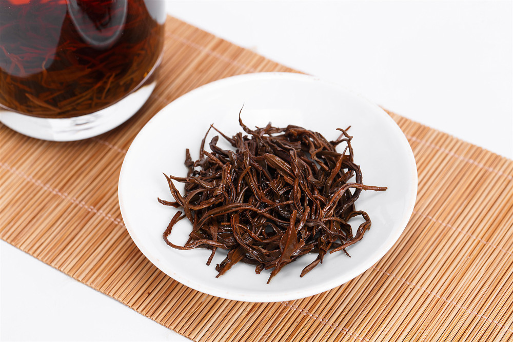 假的祁门红茶一般带有人工色素,味道苦涩,淡薄. 再观其叶底