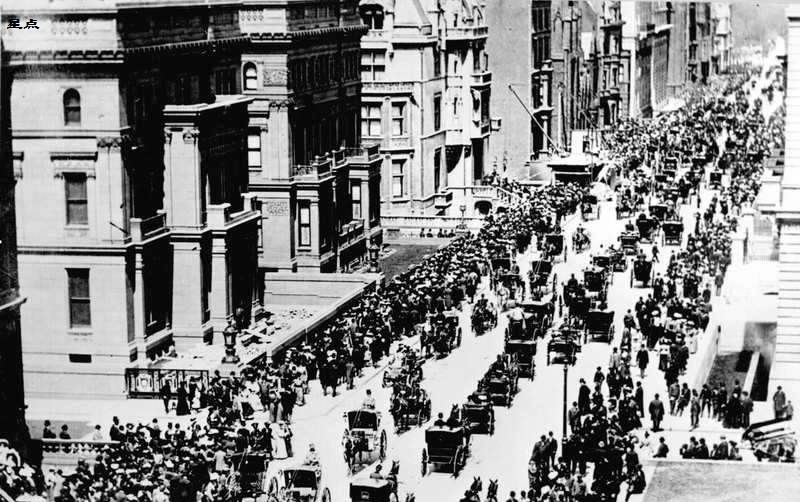 图为1900年拍摄的纽约第五大道,当时这条道路的交通十分繁忙,从侧面也