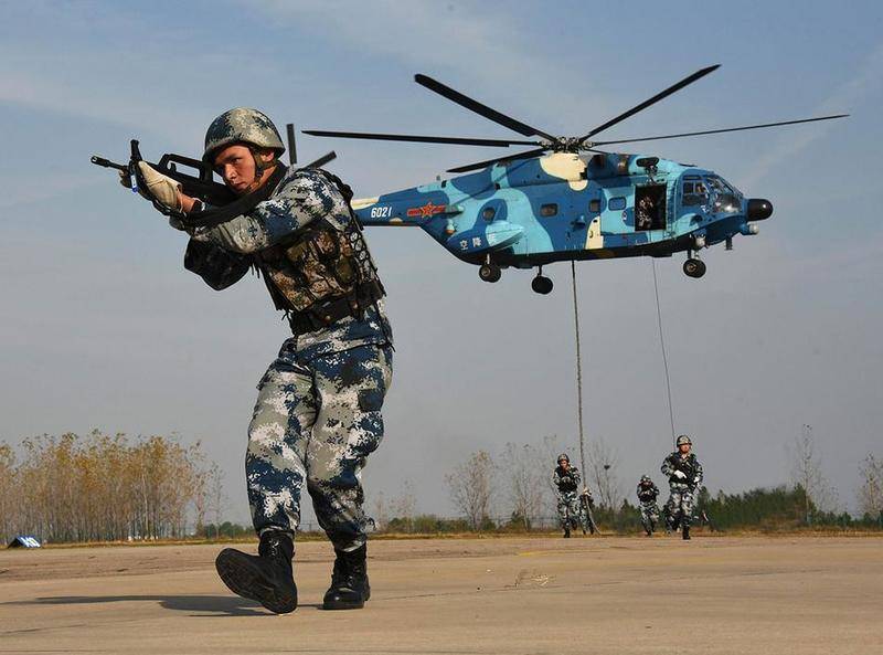 解放军空降兵训练直升机快速索降