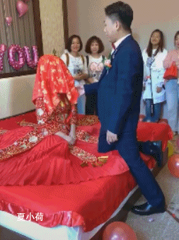 2.看到新娘子的妆容,新郎陷入了无限的沉思!