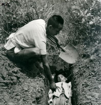 图为一位饿死的灾民,骨瘦如柴,完全看不出正常人的模样.