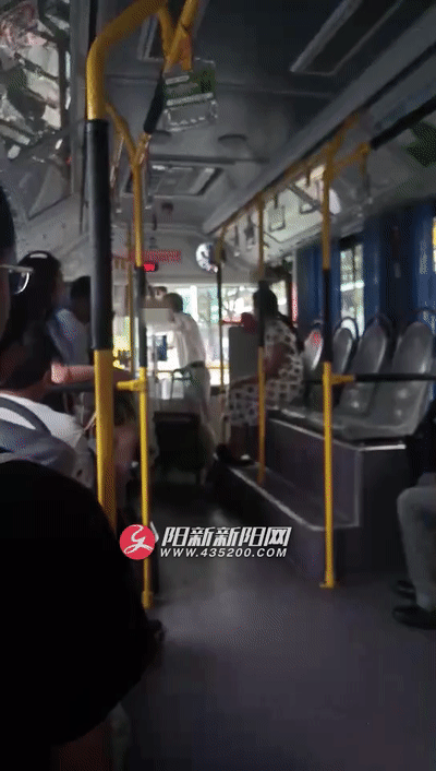 发生在黄石公交车上的这一幕