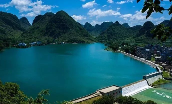 大龙潭是位于城北的湖泊,大坝泄水口下面,天然形成两个天然的游泳池.