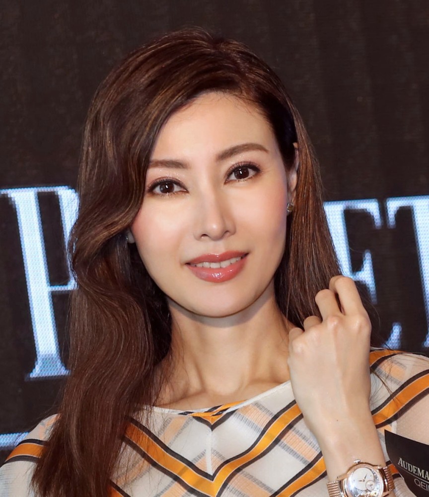 混血儿李嘉欣是香港美女的代表,再加上五官非常精致,因此被评为最美