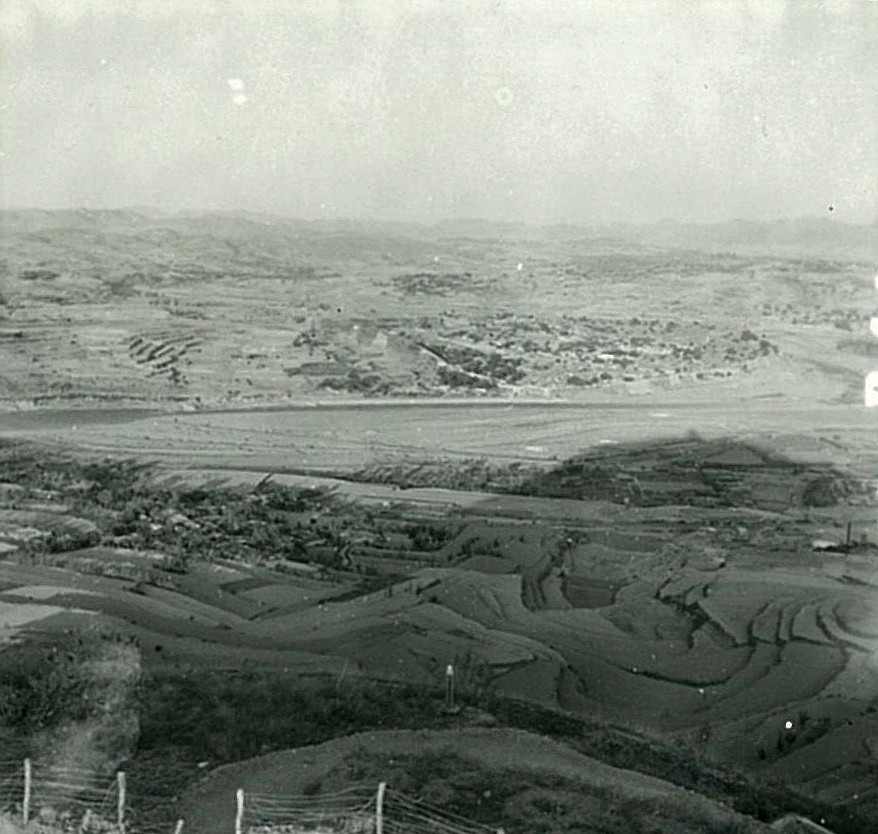 1941年井陉县雪花山上,遥望天长古镇