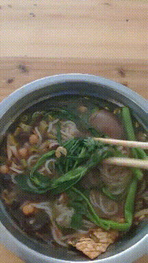 搞笑gif:小姐姐这一笑,让我瞬间想起了初恋