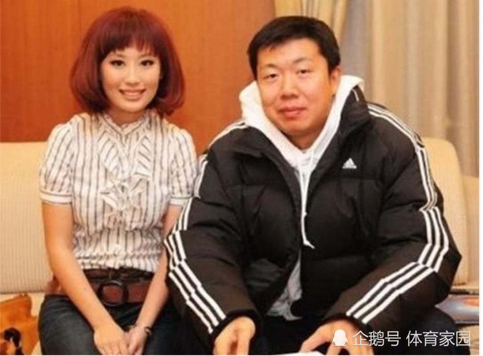 45岁变中年妇女,与王治郅29岁娇妻"差距明显"