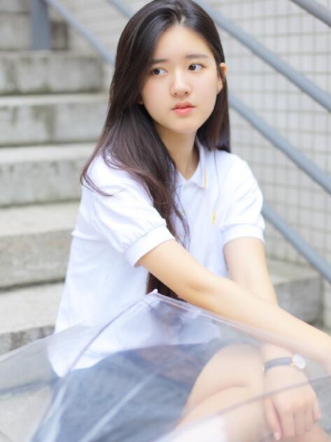 本以为赵露思高中够美了,看到周雨彤高中照,才知啥叫"