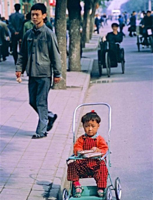 老照片再现70年代的北京,人们笑容淳朴,难忘的年代