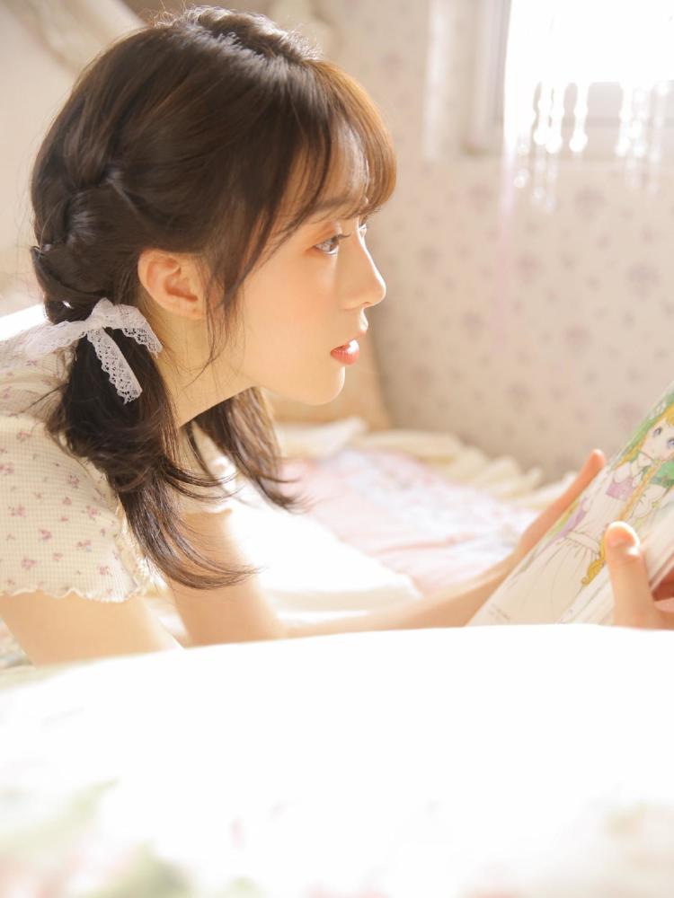 阳光下侧颜温柔的马尾辫女神,温暖阳光