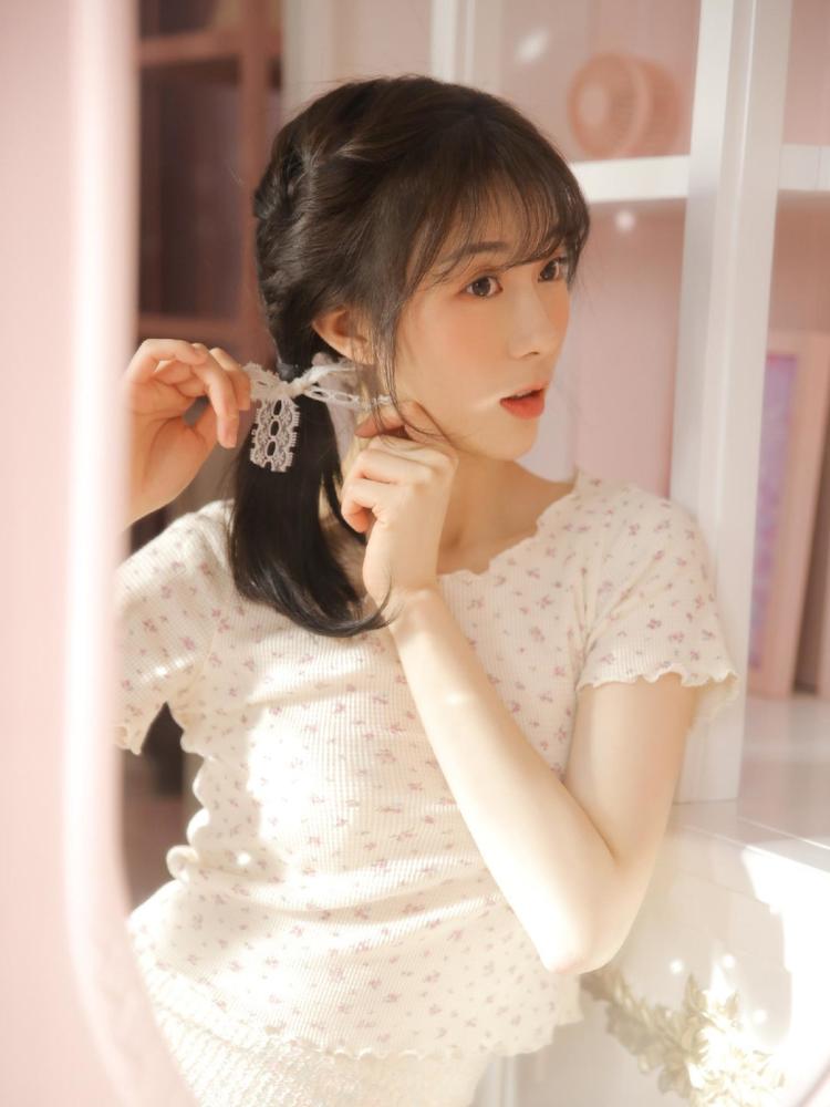 阳光下侧颜温柔的马尾辫女神,温暖阳光