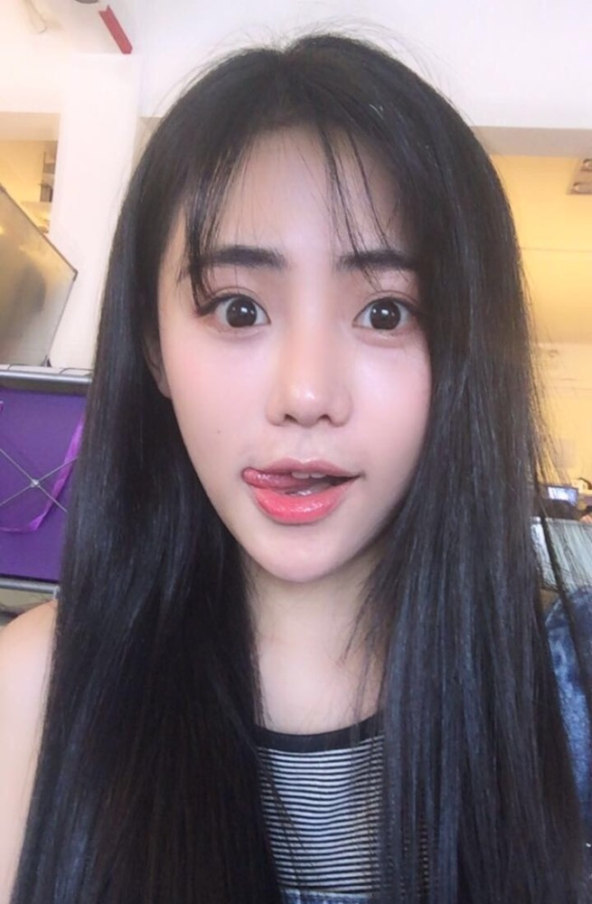 手势搞怪俏皮的长发少女,自拍古怪可爱