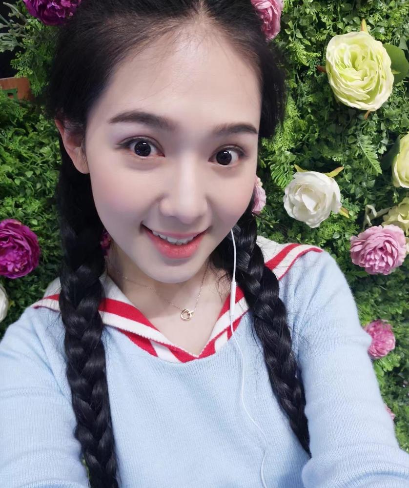 水汪汪大眼睛的双马尾女生,卖萌自拍