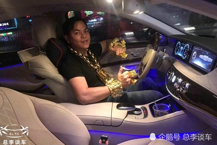 每天戴26斤黄金,出门开黄金奔驰s,因炫富被查,最后锒铛入狱