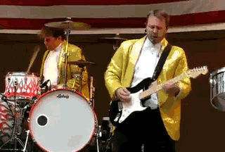 会敲鼓就说自己是鼓三儿传人, 会弹吉他就个个鲍勃迪伦.