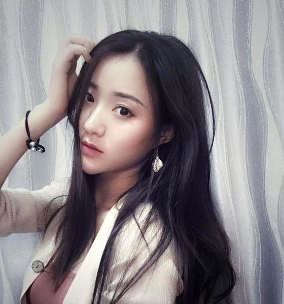 靓丽乌黑秀发的气质女孩,转头刹那美极了