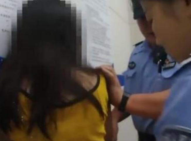 女星高铁站闯安检 被警察拘留 一天时间身份被网友扒出 看点快报