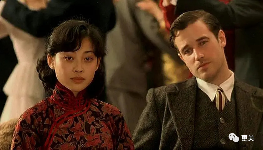 1998年,梅婷和张国荣一起拍的《红色恋人》,剧照里可以看出她的脸型