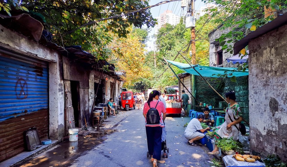 重庆江北玉带山地铁站附近有个菜市场,而这里每周五的