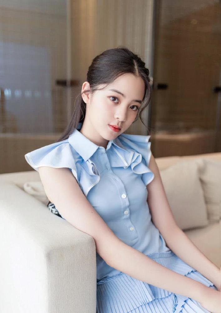 00后美女明星欧阳娜娜甜美娇俏,精彩照片欣赏