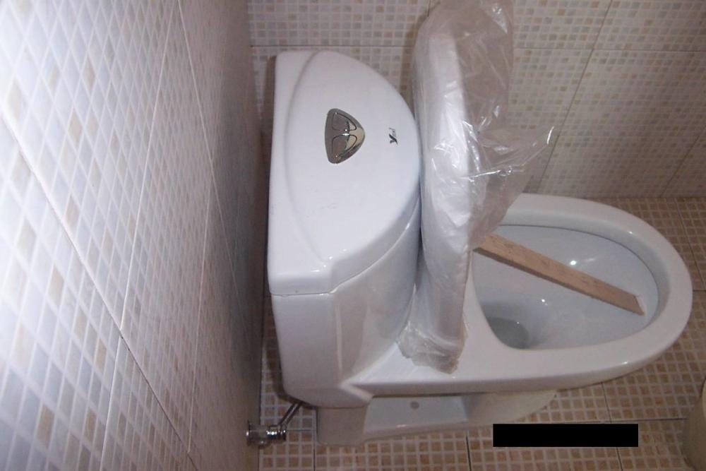 马桶移位不装虹吸式,水封高的直冲式马桶更适合,不易堵塞不返臭