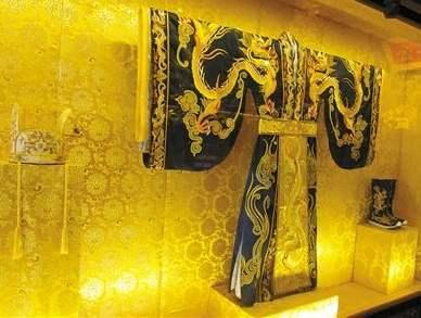 清朝皇帝的龙袍能不能用水洗,真正答案是:还没穿脏就已经换掉了