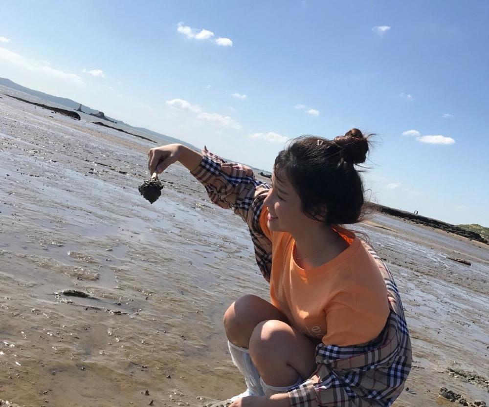 丸子头小学妹,海边捉螃蟹